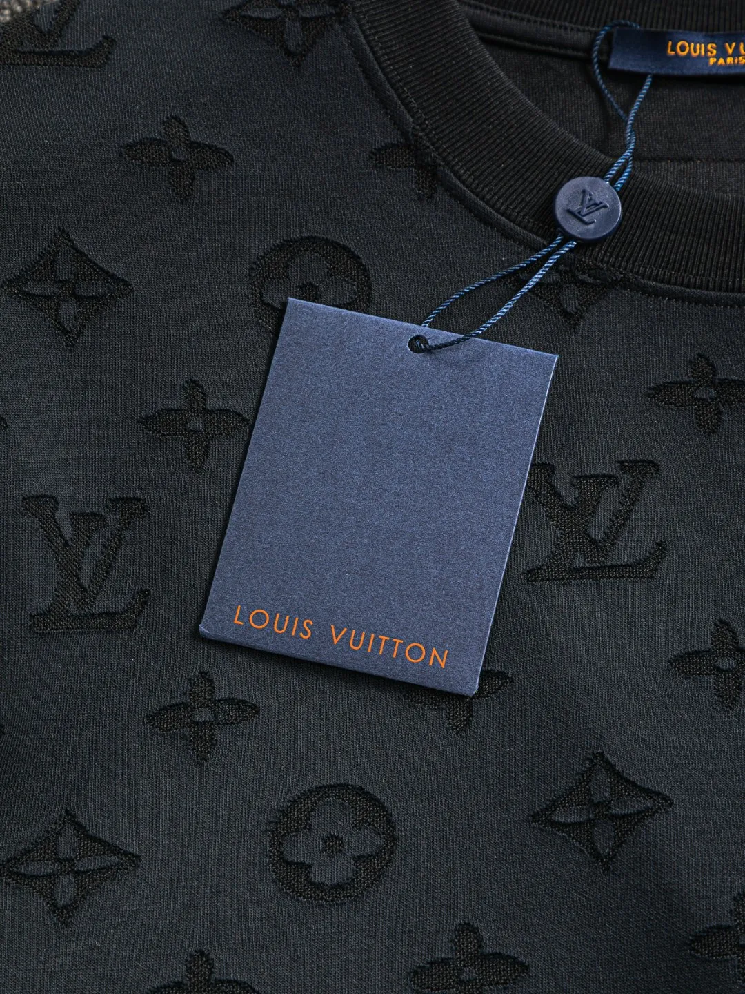 🅿️200 Louis Vuitton Louis Vuitton 1V slightly wide version S-XL 25SS LV new product counter catwalk style full body cut burnt letter logo heavy craftsmanship same style for men and women! Short-sleeves are not the same as the general public, but must be unique and eye-catching. This LV short-sleeves is all about quality, comfort, consistent style, fashion, including fabrics and cutting techniques, all of which have been made with great effort! 320 grams of washed pure cotton fabric, pure cotton is breathable, very refreshing and comfortable for daily wear. The rib knitting on the neckline is smooth and tight, and the neckline will not be skewed if you toss it at will. The loose version, you will find that it looks really good on the upper body. The overall is minimalist and neat, super versatile for daily use! Pair it casually with a pair of pants for a youthful look. A T-shirt will make your outfit crazy. It is a fashionable item that can never go wrong! Black, white, blue purple Size: S-XL Size chart: S: Shoulder width 50-Bust 54-Length 70 M: Shoulder width 52-Bust 56.5-Length 72 L: Shoulder width 54-Bust 59-Length 74 XL: Shoulder width 56-Bust 61.5-Length 76